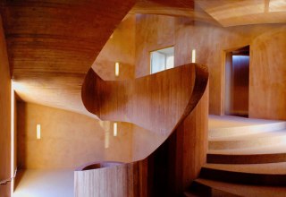 Blick ins Treppenhaus, W&auml;nde sind mit Lehm verputzt. Architekt: Herzog & de Meuron Basel, Ausf&uuml;hrung: Armin Ardi, Carl Giskes und Leembouw Nederland // &copy; Carl Giskes