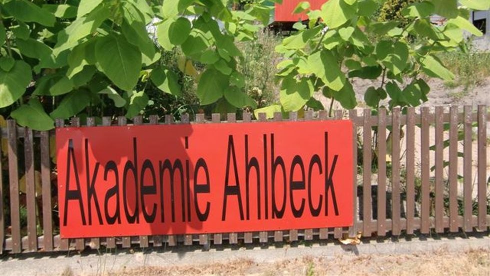 Blick auf das Anwesen mit Sauna im Bauwagen // &copy; Akademie Ahlbeck/Henrich