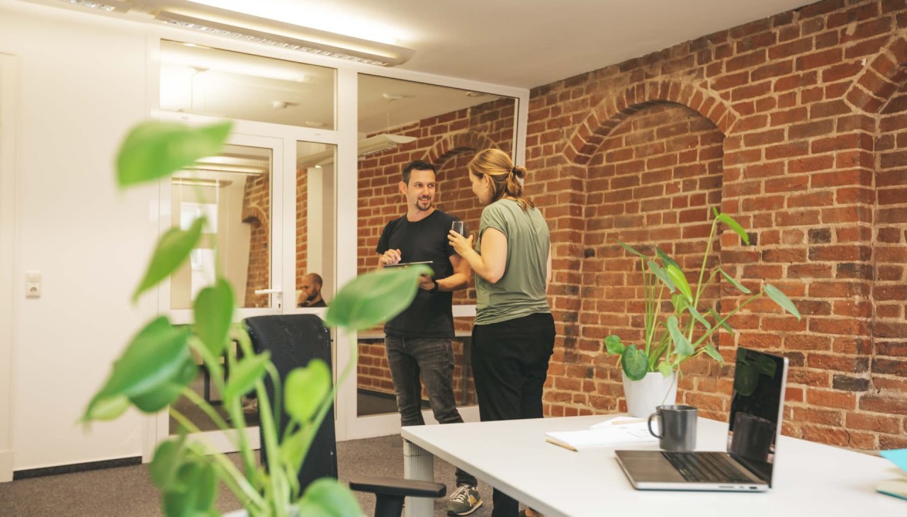 Moderner, offener Bürobereich mit historischem Flair. Ideal für kreative Gespräche und Absprachen in einer inspirierenden Umgebung., © Michelle Dynio Moderner, offener Bürobereich mit historischem Flair. Ideal für kreative Gespräche und Absprachen in einer inspirierenden Umgebung., © Michelle Dynio