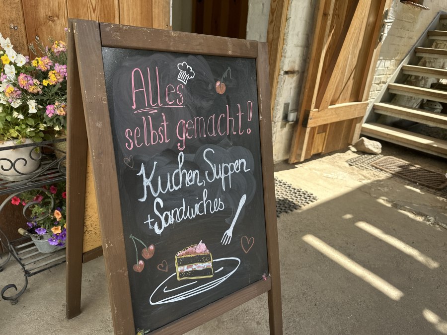 Café Hufschlag Angebotstafel, © Landurlaub M-V e.V./ Anika Weisbrich