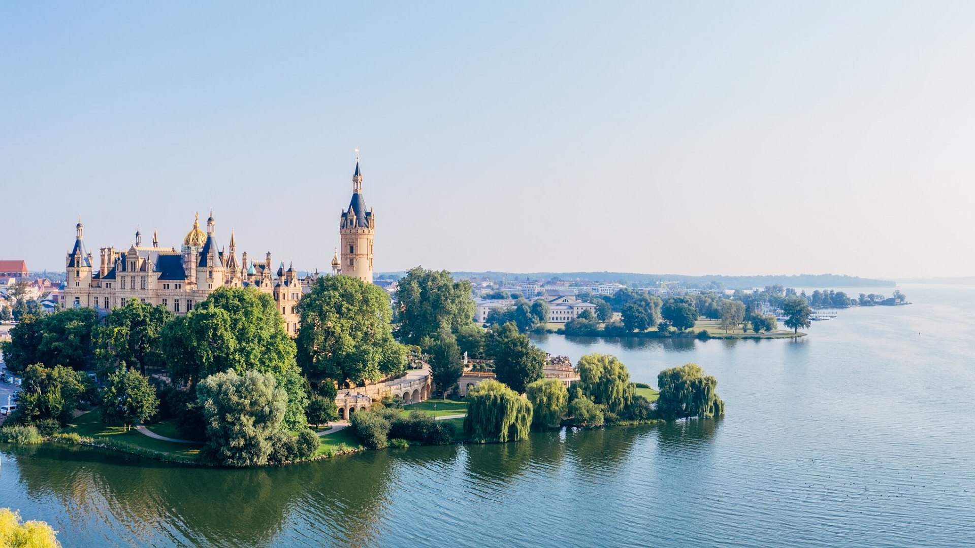 Das Schweriner Schloss liegt auf einer Insel im Schweriner See - Luftbildaufnahme in Schwerin // Das Schweriner Schloss liegt auf einer Insel im Schweriner See // © MV-T/Gänsicke Das Schweriner Schloss liegt auf einer Insel im Schweriner See - Luftbildaufnahme in Schwerin