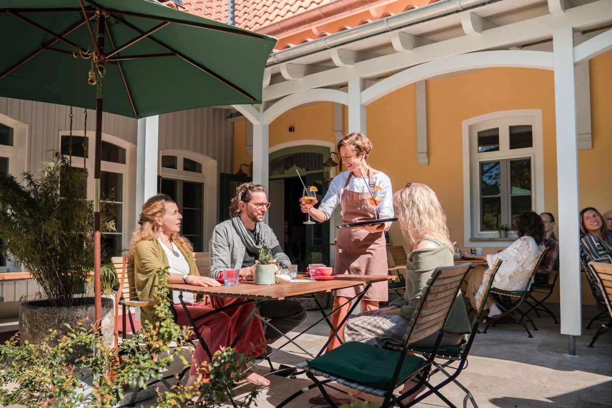 Im Buddha-Café & Deli servieren wir hausgemachte Kuchen, Kaffee, Tee und herzhafte Gerichte. // © Kloster Saunstorf Im Buddha-Café & Deli servieren wir hausgemachte Kuchen, Kaffee, Tee und herzhafte Gerichte. // © Kloster Saunstorf