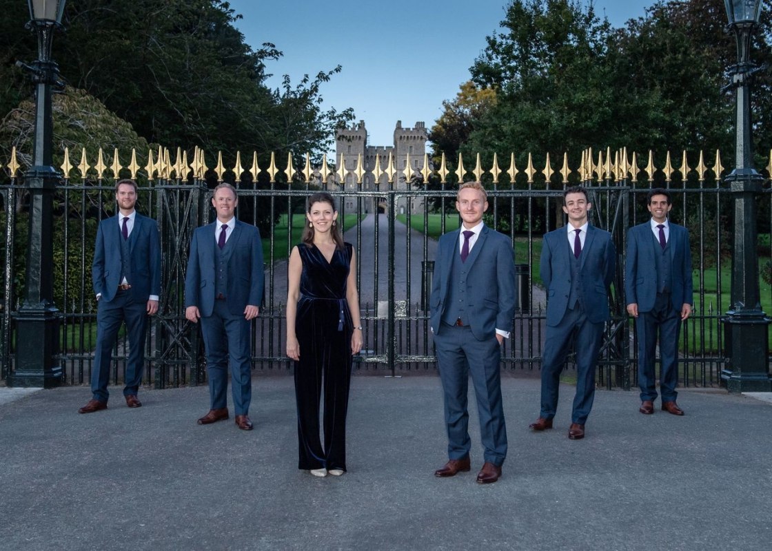 Vor Windsor castle fünf Männer im blauen Anzug und eine Frau // © Gill Heppel Vor Windsor castle fünf Männer im blauen Anzug und eine Frau // © Gill Heppel