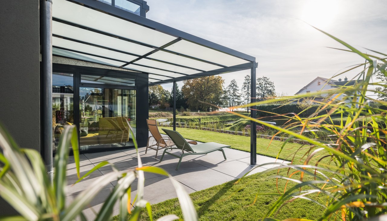 Terrasse zum See, &copy; Rabennest/Friederike Hegner