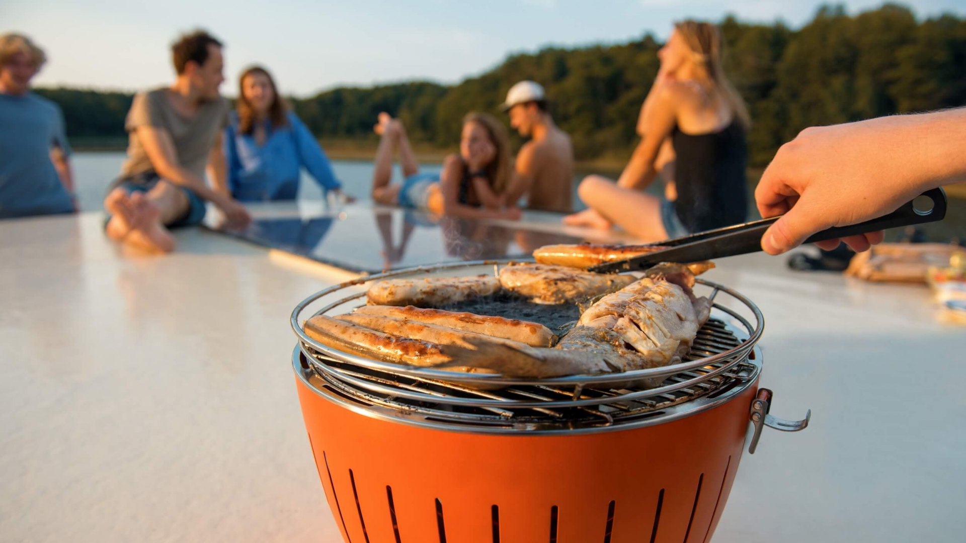 Abends verwandelt sich das Hausboot-Dach in ein verführerisches Grillrestaurant // © MV-T/Tiemann Abends verwandelt sich das Hausboot-Dach in ein verführerisches Grillrestaurant // © MV-T/Tiemann