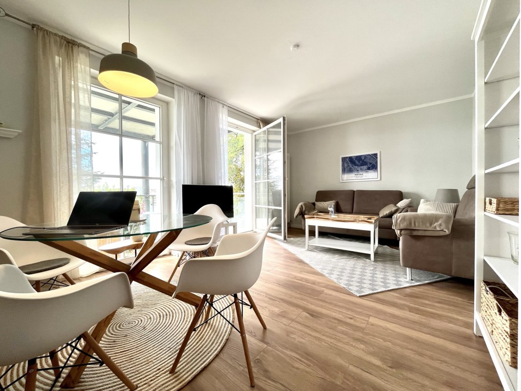Helles und modern eingerichtetes Wohnzimmer mit Zugang zum gro&szlig;en S&uuml;dbalkon // &copy; Anja Bothe-Neues