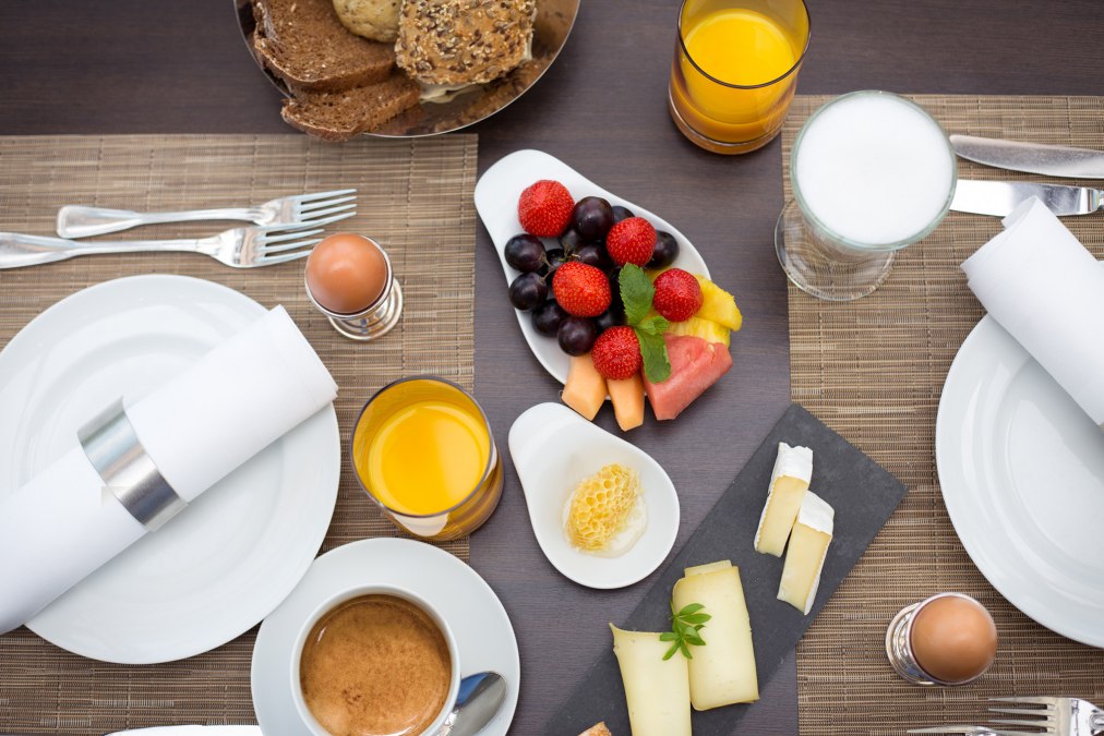 Sei-Gast-2026_Strandhotel-Ostseeblick_Fr&uuml;hst&uuml;ck-mit-Meerblick_C_Strandhotel-Ostseeblick.jpg (4), &copy; Strandhotel Ostseeblick