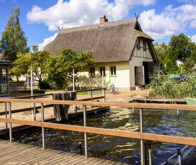 Blick vom Steg auf den Fischerhof // © Müritzfischer Blick vom Steg auf den Fischerhof // © Müritzfischer