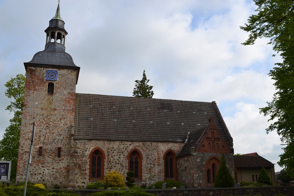 Kirche in der Seitenansicht aus südlicher Richtung // © Lutz Werner Kirche in der Seitenansicht aus südlicher Richtung // © Lutz Werner
