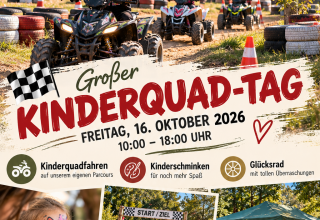 B&oslash;rn, der k&oslash;rer p&aring; quad p&aring; en b&oslash;rnequad-bane med ansigtsmaling og et festtelt &ndash; motiv fra b&oslash;rnequad-dagen hos Eichi&rsquo;s Landtour. // &copy; Eichis Landtour - KI gest&uuml;tzte Bildgestaltung