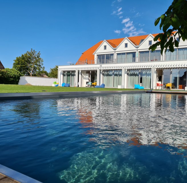 Bio Pool mit Aussenansicht // © Hiddenseezimmer Bio Pool mit Aussenansicht // © Hiddenseezimmer