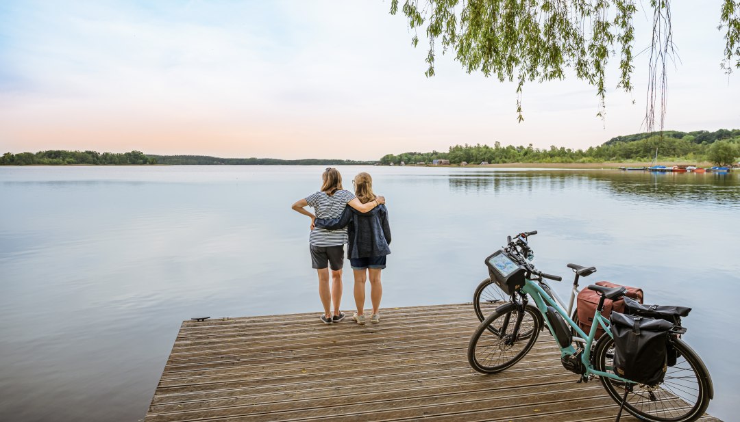 Mit dem Fahrrad auf dem Fernradweg Berlin-Kopenhagen am Krakower See // © MV-T/Tiemann Mit dem Fahrrad auf dem Fernradweg Berlin-Kopenhagen am Krakower See
