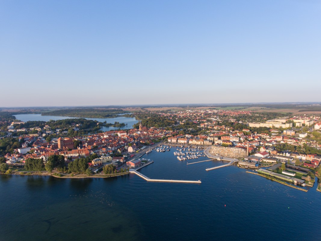 Hafenresidenz Waren (M&uuml;ritz) &ndash;
Ihr exklusiver R&uuml;ckzugsort am Warener Hafen // &copy; K&K Ferienimmobilien GmbH & Co.KG