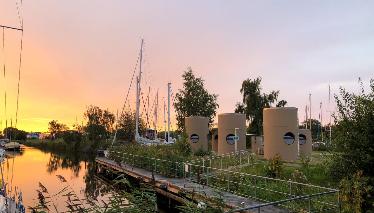 Schlafen zwischen Segelyachten, &copy; slube