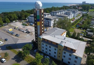 Die Jugendherberge Warnemünde liegt direkt am Strand im beliebten Ostseebad. // © DJH MV Die Jugendherberge Warnemünde liegt direkt am Strand im beliebten Ostseebad. // © DJH MV