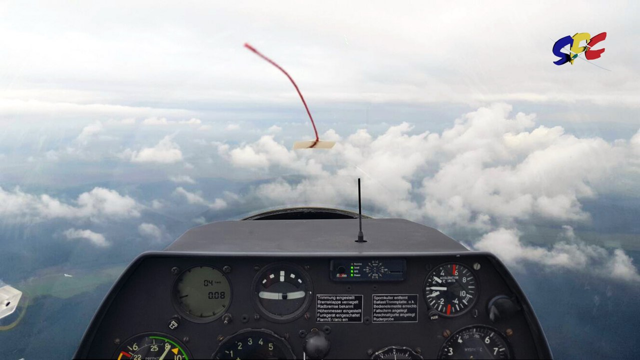 Blick über das Cockpit eines Segelflugzeuges. Im Vordergrund ein lockere Wolkenformation. // © SFC Neustadt-Glewe Blick über das Cockpit eines Segelflugzeuges. Im Vordergrund ein lockere Wolkenformation. // © SFC Neustadt-Glewe