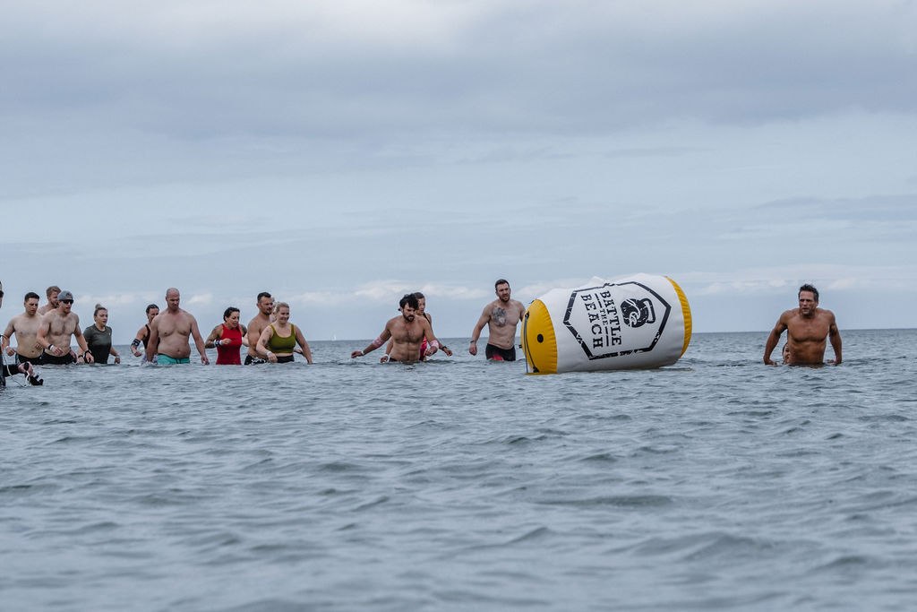 Die Athletinnen und Athleten m&uuml;ssen sich ebenfalls beim Schwimmevent behaupten - dies ist nur eine Disziplin von vielen beim Battle The Beach. // &copy; Sebastian Hugo Scholz-Witzel