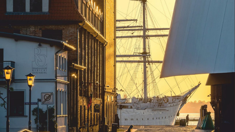 Blick im Hafen auf die Gorch Fock // &copy; Ekkehard Gnadler, Fotocommunity Stralsund