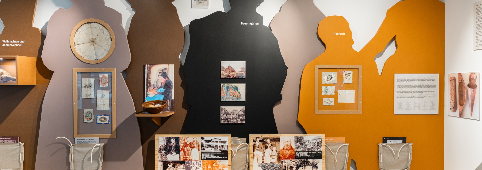 Darstellung einer Handwerker-Familie mit traditionellen Familien-Marken im Heimatmuseum in Göhren. // Im Heimatmuseum in Göhren wird das Leben einiger Handwerker-Familien dokumentiert - inklusive ihrer traditionellen Familien-Marken // © MV-T/Gross Darstellung einer Handwerker-Familie mit traditionellen Familien-Marken im Heimatmuseum in Göhren.