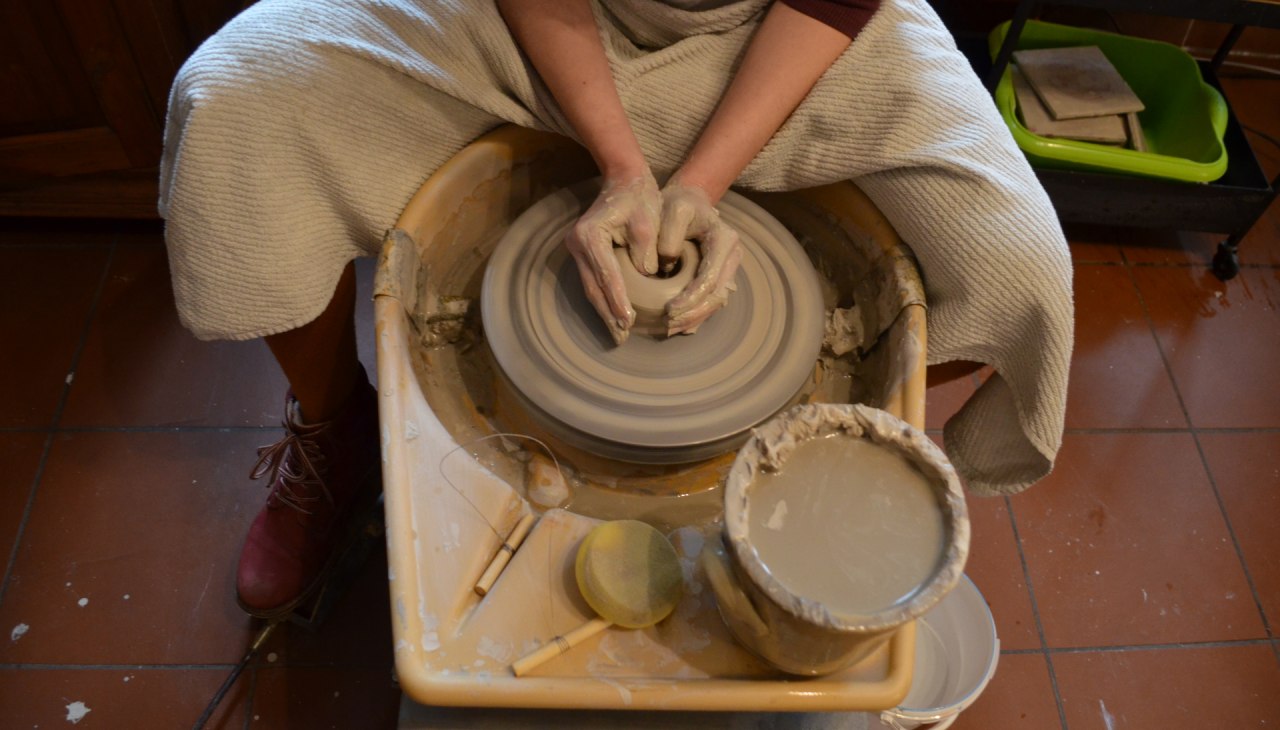 Beim Drehen an der T&ouml;pferscheibe, &copy; Luisa Graf
