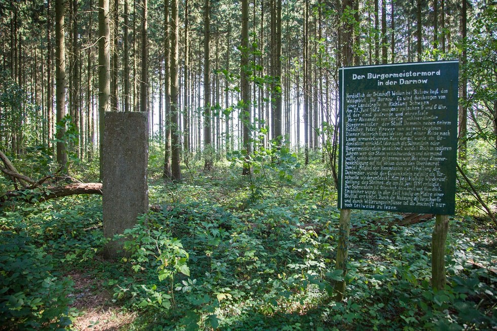 Gedenktafel mit Gedenkstein // &copy; Frank Burger