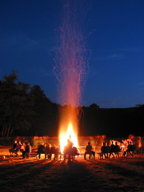 Lagerfeuer, © https://de.wikipedia.org/wiki/Lagerfeuer Lagerfeuer, © https://de.wikipedia.org/wiki/Lagerfeuer