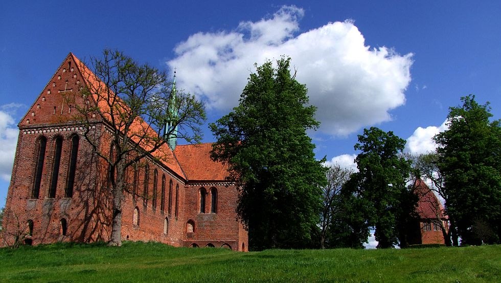 Am Neuklosteraner See gelegen das ehemalige Kloster Sonnenkamp, &copy; Stadt Neukloster/Tom Clau&szlig;