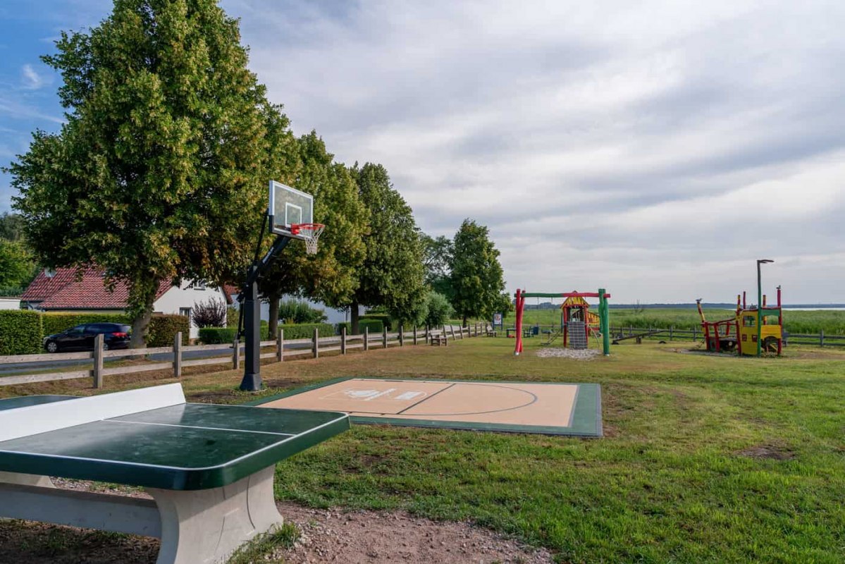 Basketballfeld, Tischtennisplatte und Spielger&auml;te auf dem Spielplatz am Bodden im Ahrenshooper Ortsteil Niehagen. // &copy; Maik Pixelino