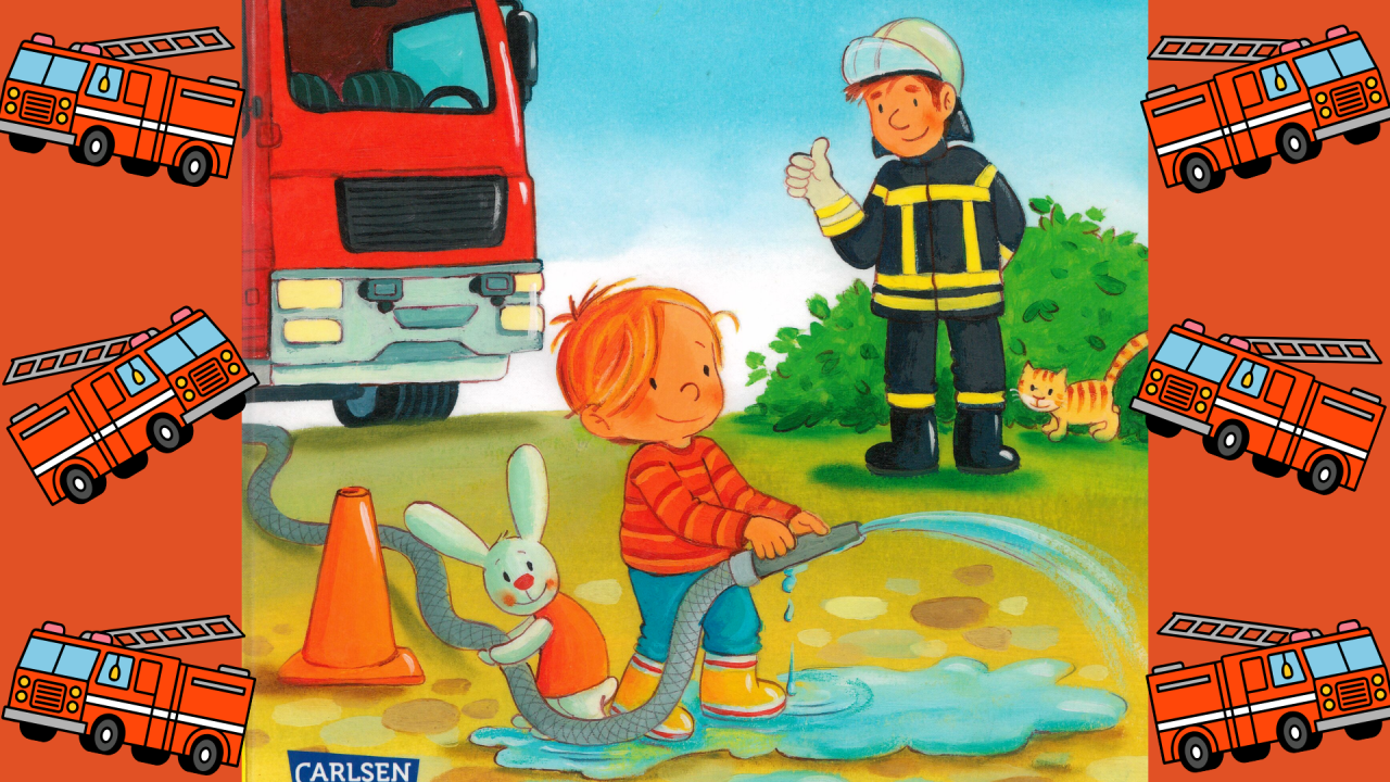Ein Feuerwehrmann in Arbeitskleidung spricht mit dem kleinen Max, der den Wasserschlauch halten darf. Neben Max hilft ein kleiner Hase beim Halten des Feuerwehrschlauchs. // &copy; Stadtbibliothek Stralsund