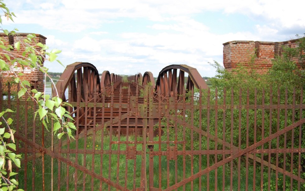 Blick zwischen die Brückenköpfe auf Brückenreste, © Gabriele Skorupski Blick zwischen die Brückenköpfe auf Brückenreste, © Gabriele Skorupski