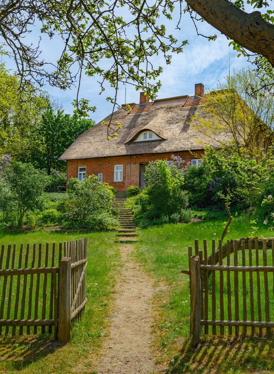 Die Dorfschule in Schwerin-Mueß mit Eingangstor aus Holz und kleinen Stufen bis zur Eingangstür. // Der Garten in Schwerin-Mueß liegt hinter der ehemaligen Dorfschule und durfte vom Lehrer genutzt und bestellt werden. // © MV-T/Tiemann Die Dorfschule in Schwerin-Mueß mit Eingangstor aus Holz und kleinen Stufen bis zur Eingangstür.