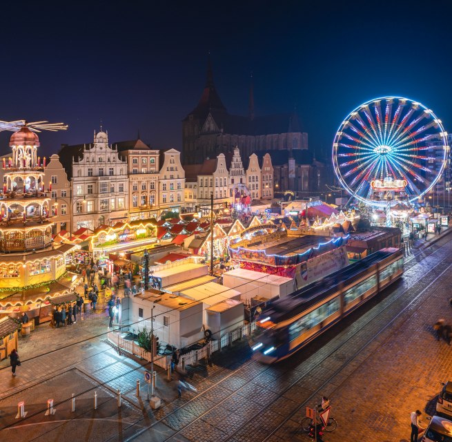 Lichterglanz und festliche Stimmung &ndash; der Rostocker Weihnachtsmarkt begeistert mit historischen Fassaden, duftenden Leckereien und einem leuchtenden Riesenrad mitten in der Altstadt. // &copy; Erik Gross
