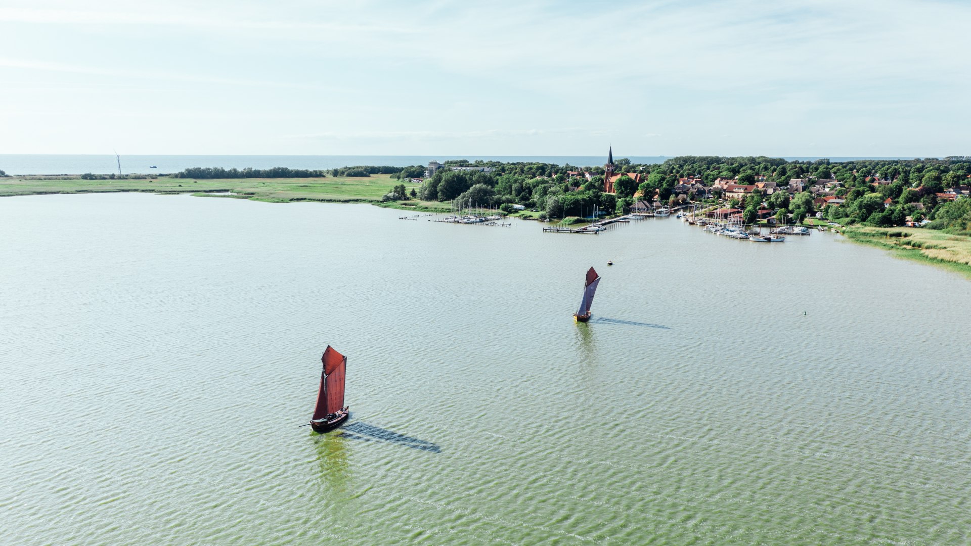 Zeesboote zeilen op de Bodden bij Fischland-Darß-Zingst // © MV-T/Gänsicke Zeesboote zeilen op de Bodden bij Fischland-Darß-Zingst // © MV-T/Gänsicke