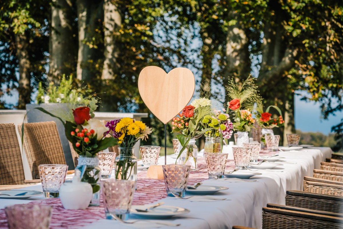 Festlich gedeckte Hochzeitstafel im Schlosspark Ranzow // © Schloss Ranzow / FotoArt Mirko Boy Festlich gedeckte Hochzeitstafel im Schlosspark Ranzow // © Schloss Ranzow / FotoArt Mirko Boy