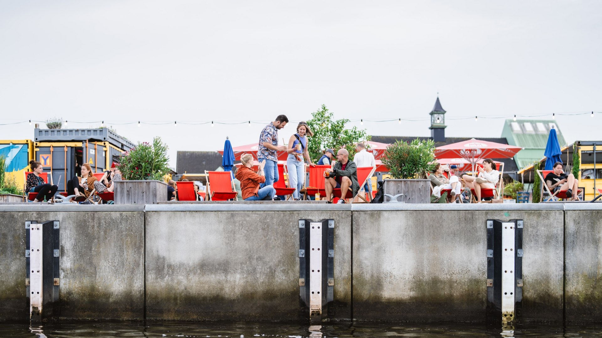 Auf der Haedgehalbinsel lädt seit 2018 das hippe Rost Dommel ein, zwischen alten Schiffscontainern und bunten Girlanden, direkt am Wasser mit leckeren Drinks und handgeschnitzten Pommes abzuhängen. // © MV-T/Gross Auf der Haedgehalbinsel lädt seit 2018 das hippe Rost Dommel ein, zwischen alten Schiffscontainern und bunten Girlanden, direkt am Wasser mit leckeren Drinks und handgeschnitzten Pommes abzuhängen.