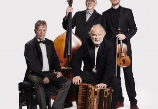 vier M&auml;nner mit Akkordeon, Violine und Bass // &copy; Ren&eacute; Jaschke