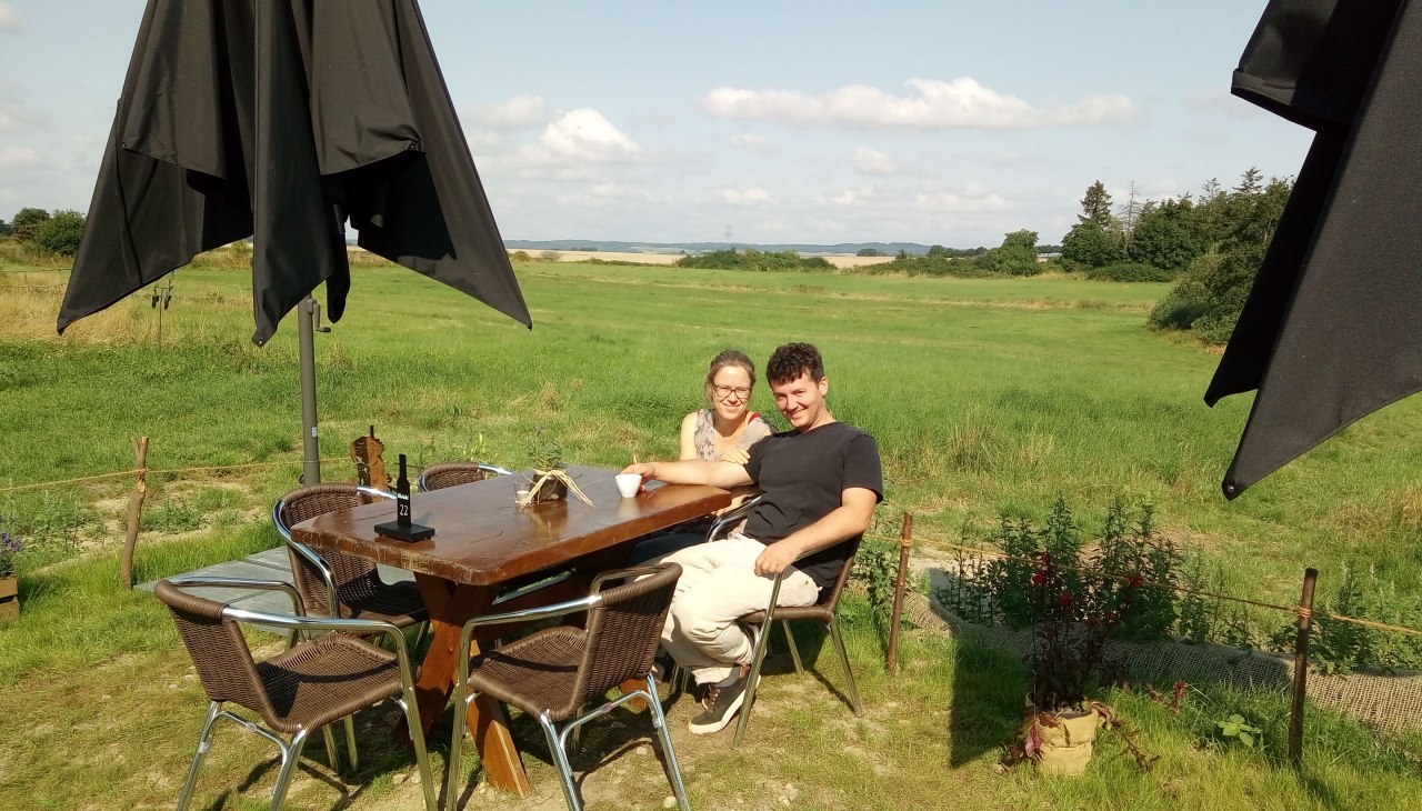 Mirjan en Antje Hornburg-Zeneli op het terras van onze brasserie, © Märchengarten GbR Mirjan en Antje Hornburg-Zeneli op het terras van onze brasserie, © Märchengarten GbR