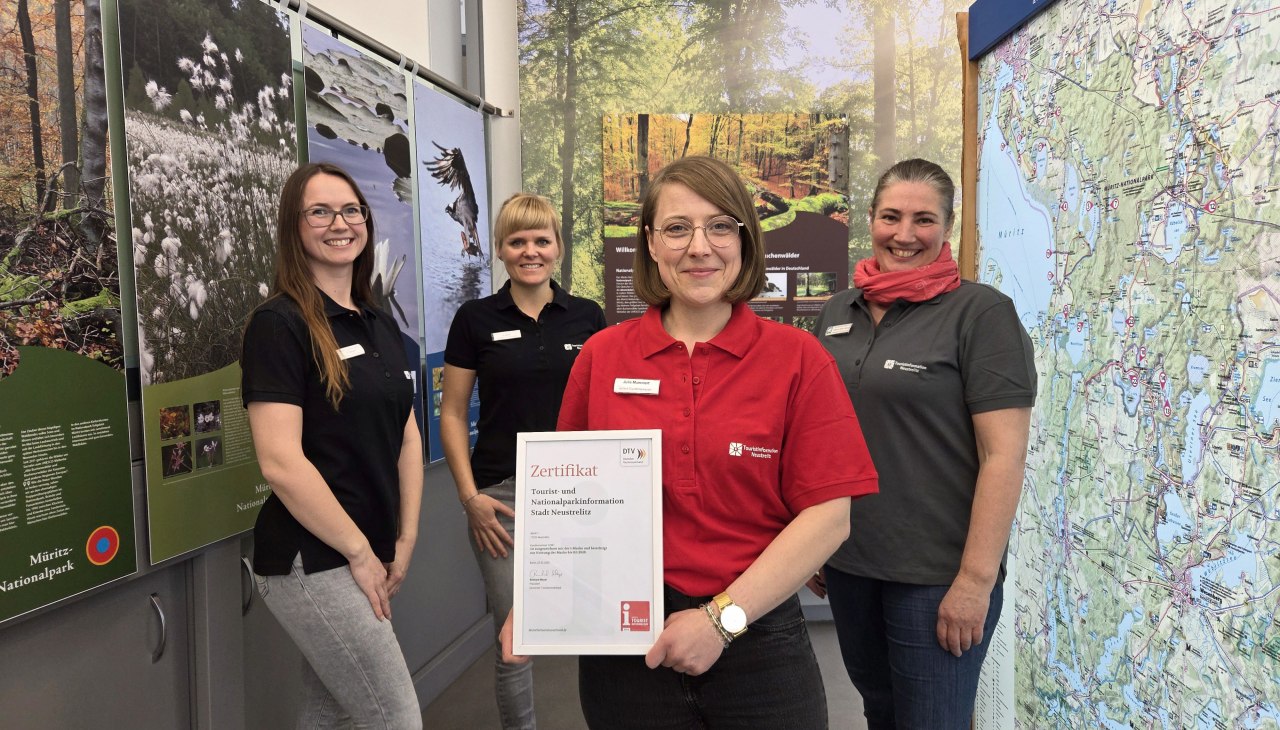 Mitarbeiterinnen der Tourist- und Nationalparkinformation, © Stadt Neustrelitz Mitarbeiterinnen der Tourist- und Nationalparkinformation, © Stadt Neustrelitz