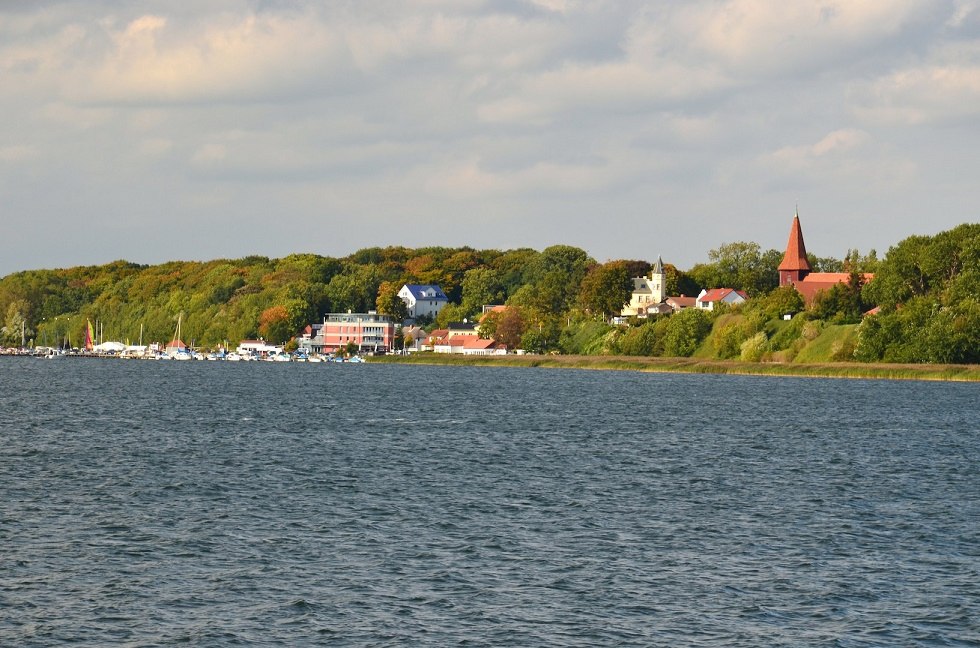 Uitzicht op Altefähr met de St Nikolai kerk // © Tourismuszentrale Rügen Uitzicht op Altefähr met de St Nikolai kerk // © Tourismuszentrale Rügen