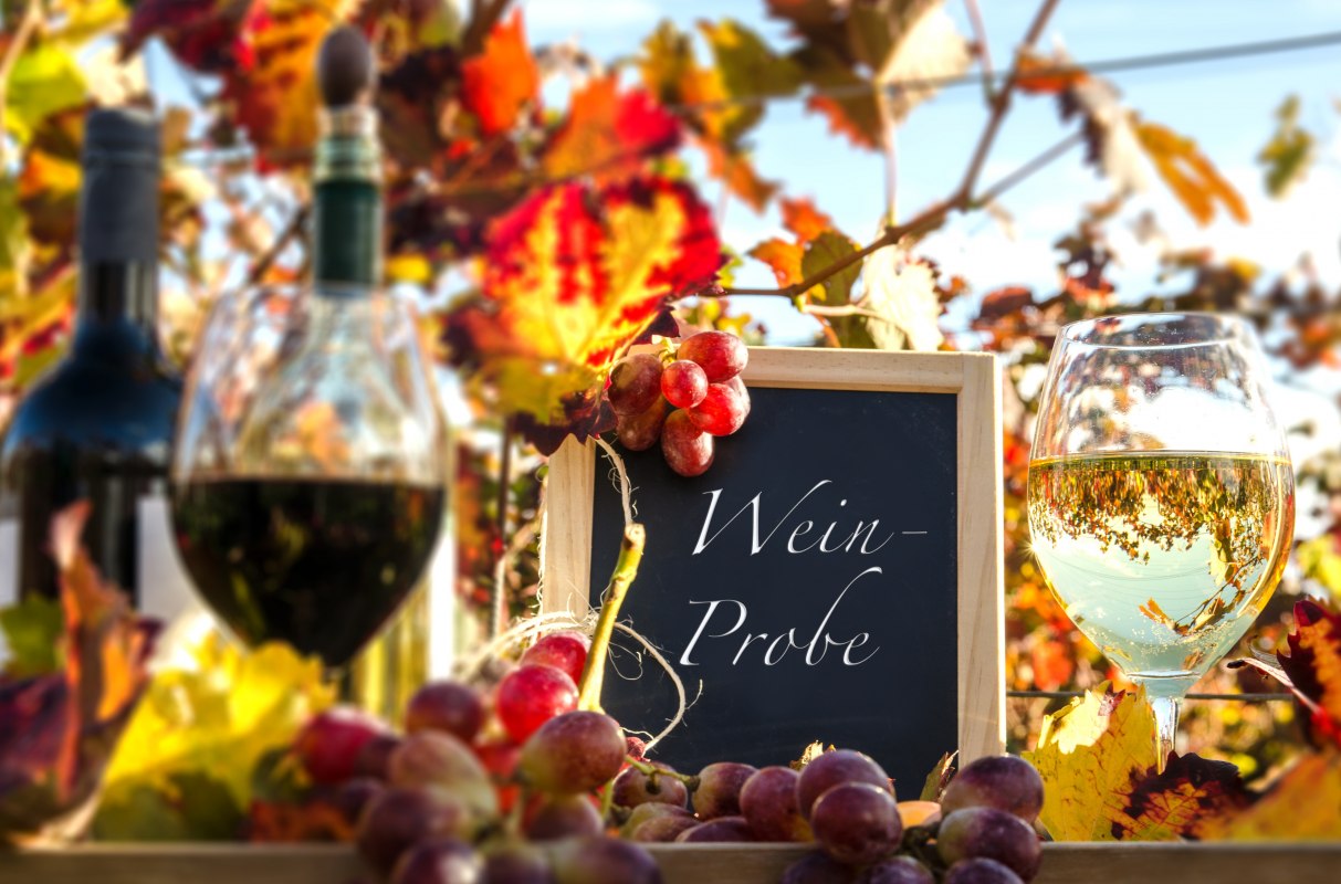 Rotwein Weinglas und Trauben mit Schild Weinprobe, © von Doris Oberfrank-List - AdobeStock Rotwein Weinglas und Trauben mit Schild Weinprobe, © von Doris Oberfrank-List - AdobeStock