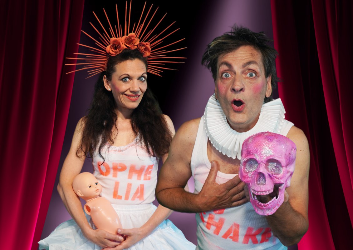 Die Schauspieler blicken in die Kamera und halten einen pinken Totensch&auml;del. // &copy; Theater Phoebus