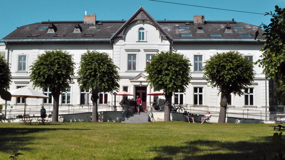 Gut Nisdorf - vroeger een landhuis, nu een biologisch hotel - verwelkomt ook graag caf&eacute;gasten in ons tuincaf&eacute;. Voor onze overnachtende gasten - en op afspraak ook voor daggasten - hebben we een uitgebreid ontbijtbuffet en diner - allemaal 100% biologisch. Bel ons!, &copy; Achim Ecker