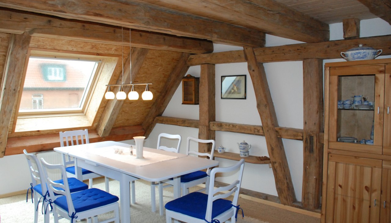 Ein lichtdurchfluteter Essbereich l&auml;dt zum l&auml;ngeren Verweilen ein., &copy; &copy; Susanne Hoffmeister