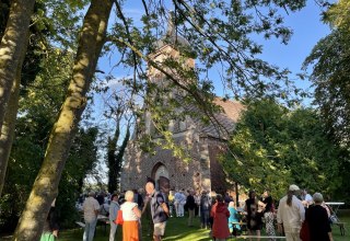 Menschen vor der Kirche Landow // © Freundeskreis Kirchen zu Landow e.V. Menschen vor der Kirche Landow // © Freundeskreis Kirchen zu Landow e.V.