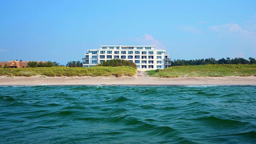 Direkt am Strand der Ostsee, auf der Düne gelegen mit dem besten Blick auf die ruhige Künstenlandschaft und die endlos weite See // © Strandhotel Dünenmeer Direkt am Strand der Ostsee, auf der Düne gelegen mit dem besten Blick auf die ruhige Künstenlandschaft und die endlos weite See // © Strandhotel Dünenmeer