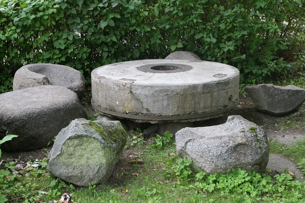 Mühlen- und Mahlsteine aus längst vergangenen Zeiten // © Sabrina Wittkopf-Schade Mühlen- und Mahlsteine aus längst vergangenen Zeiten // © Sabrina Wittkopf-Schade