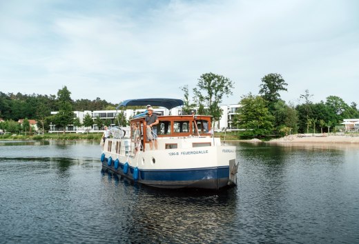 Mit dem Hausboot im Yachthafen von Maremüritz anlegen // © MV-T/Petermann Mit dem Hausboot im Yachthafen von Maremüritz anlegen