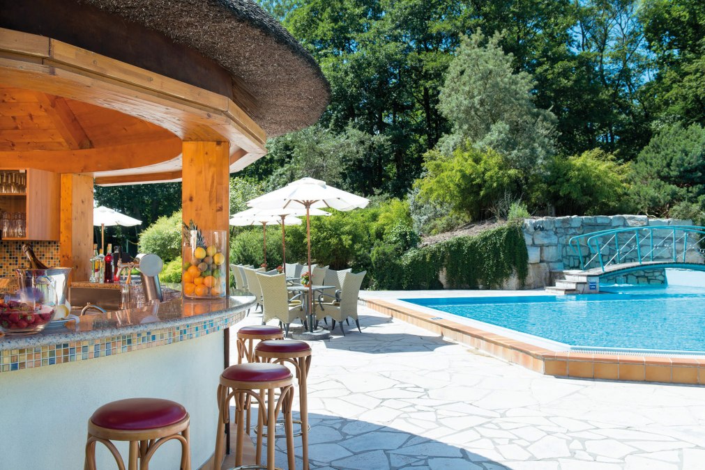 Pool und Poolbar laden auf einen Cocktail ein zu entspannter Stunde, © VELA Prerow GmbH Pool und Poolbar laden auf einen Cocktail ein zu entspannter Stunde, © VELA Prerow GmbH