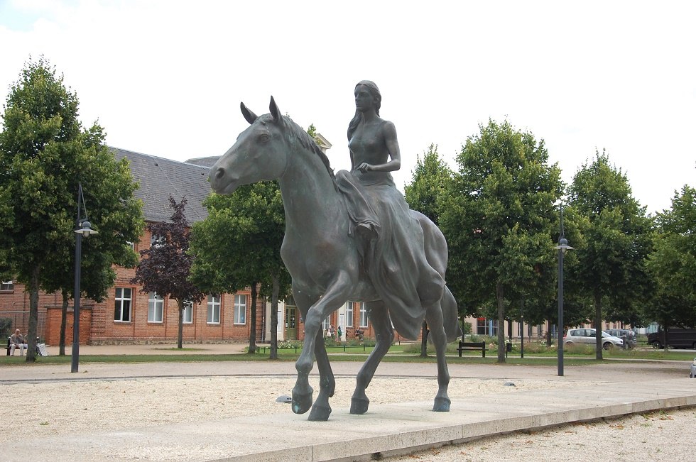 De Riding Alexandrine siert al enkele jaren de Alexandrinenplatz. // © Gabriele Skorupski De Riding Alexandrine siert al enkele jaren de Alexandrinenplatz. // © Gabriele Skorupski