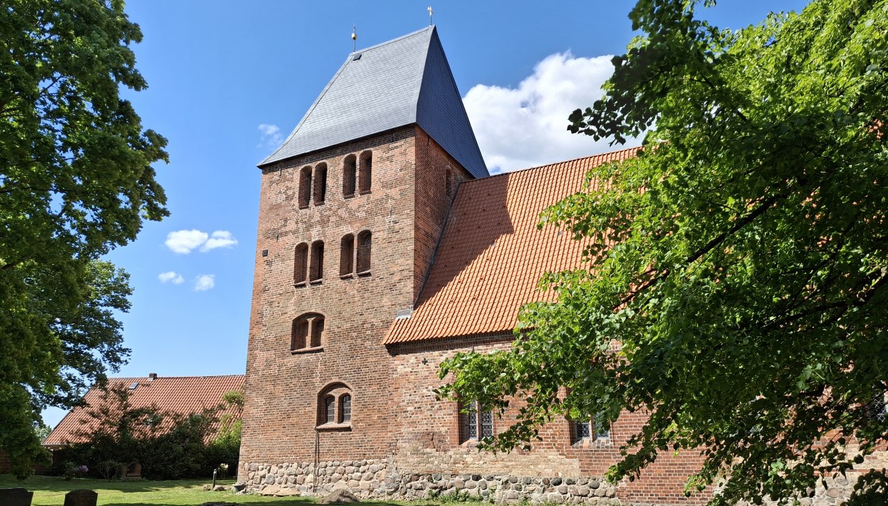 Buitenaanzicht van de kerk van Schlagsdorf, © Kirche Schlagsdorf / Blumenschein Buitenaanzicht van de kerk van Schlagsdorf, © Kirche Schlagsdorf / Blumenschein
